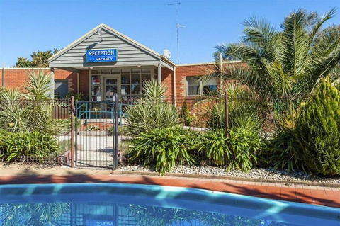 COMFORT INN COACH AND BUSHMANS - Coogee Beach Accommodation 0
