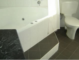 Bailey's Motel - Coogee Beach Accommodation 3
