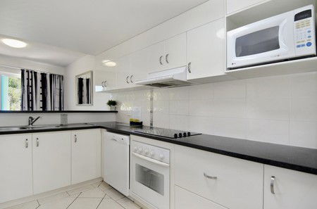 White Crest Luxury Apartments - Coogee Beach Accommodation 3