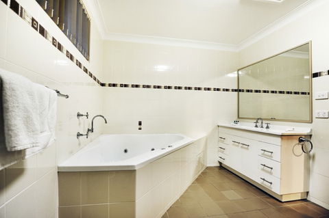 Absolute Beachfront Smugglers On The Beach - Coogee Beach Accommodation 4