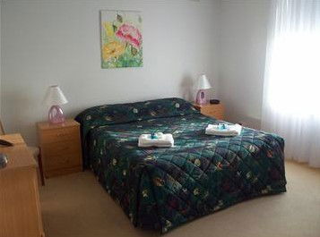 AA Madalena Court Holiday Apartments - Coogee Beach Accommodation 3