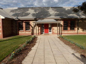 Barossa Backpackers - Coogee Beach Accommodation 0