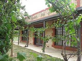 Under The Vines - Coogee Beach Accommodation 0