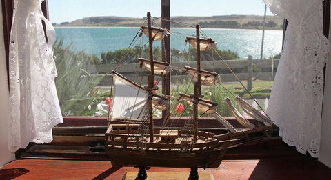 Captains Cottage - Coogee Beach Accommodation 1