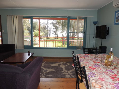 A Paradise Bungalow Waterfront - Coogee Beach Accommodation 3
