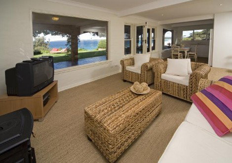 Absolute Waterfront At Hyams Beach - Elandra - Coogee Beach Accommodation 4