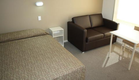 Bowlo Holiday Cabins - Coogee Beach Accommodation 3