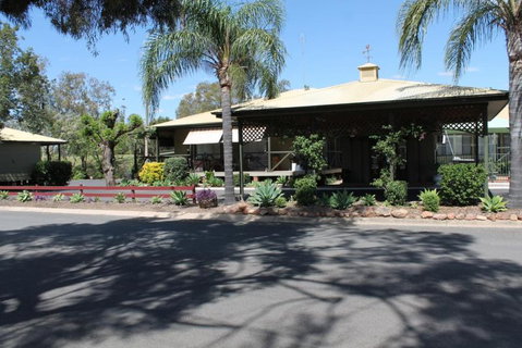 Lake Forbes Motel - Coogee Beach Accommodation 0