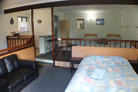Lake Forbes Motel - Coogee Beach Accommodation 2