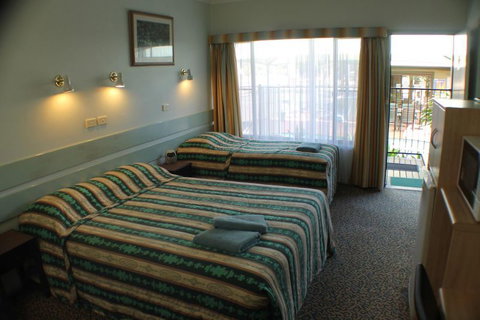 Lake Forbes Motel - Coogee Beach Accommodation 3