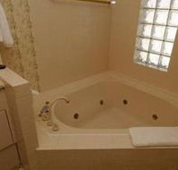 McNevins Warwick Motel and Gunyah Restaurant - Coogee Beach Accommodation