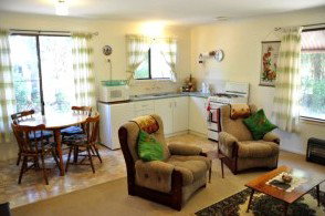 Uhuru Chalets - Coogee Beach Accommodation 1