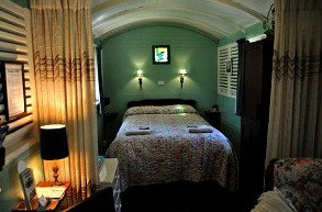 Uhuru Chalets - Coogee Beach Accommodation 3