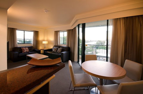 Central Cosmo Apartments - Coogee Beach Accommodation 2