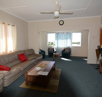 AMELIA STREET GLADSTONE 5 BEDROOMS - Coogee Beach Accommodation