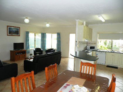 Seashells Apartment - Unit 1 - Coogee Beach Accommodation 3