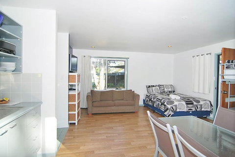 Huskisson Holiday Cabins - Coogee Beach Accommodation 2