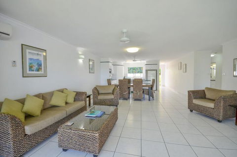 Roydon Beachfront Holiday Apartments - Coogee Beach Accommodation 8