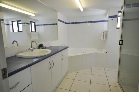 Roydon Beachfront Holiday Apartments - Coogee Beach Accommodation 11