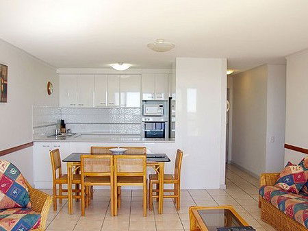 Trafalgar Towers - Coogee Beach Accommodation 3