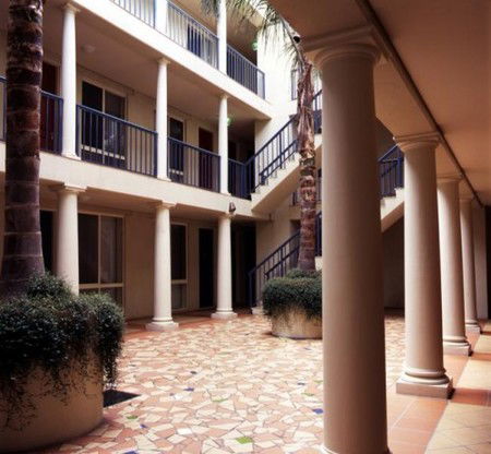 The Manor House - Coogee Beach Accommodation 3