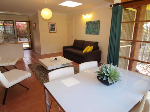 Bright Highland Valley Cottages - Coogee Beach Accommodation 0
