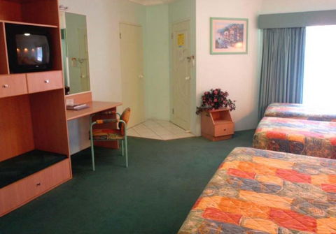 Runaway Bay Motor Inn - Coogee Beach Accommodation 1