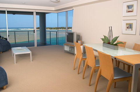 Waves Maroochy River - Coogee Beach Accommodation 2