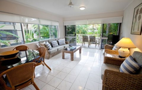 Driftwood Mantaray On Macrossan - Coogee Beach Accommodation 0