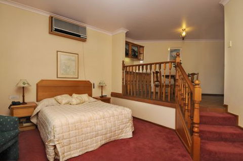 McNevins Warwick Motel & Gunyah Restaurant - Coogee Beach Accommodation 1