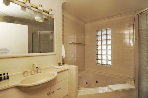 McNevins Warwick Motel & Gunyah Restaurant - Coogee Beach Accommodation 2
