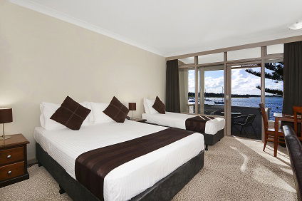 Waters Edge Country Comfort - Coogee Beach Accommodation 0