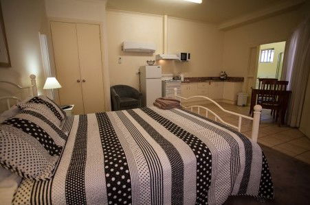 Millies Guesthouse & Serviced Apartments - Coogee Beach Accommodation 5