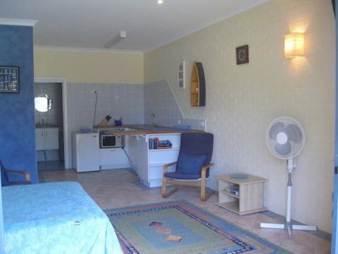 Windsurfer Beach Chalets - Coogee Beach Accommodation 4