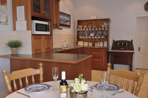 Charlie Bates Cottage - Coogee Beach Accommodation 3