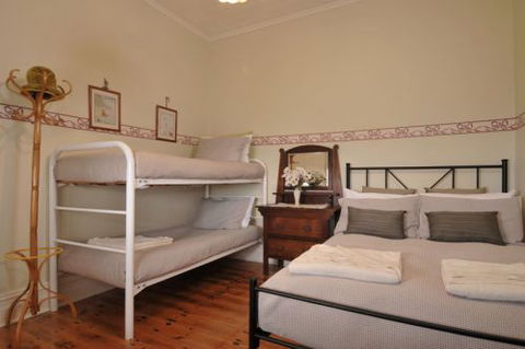 Charlie Bates Cottage - Coogee Beach Accommodation 4