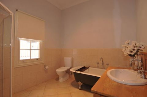 Charlie Bates Cottage - Coogee Beach Accommodation 5