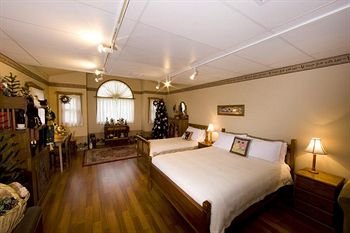 Montville Attic - Coogee Beach Accommodation 3