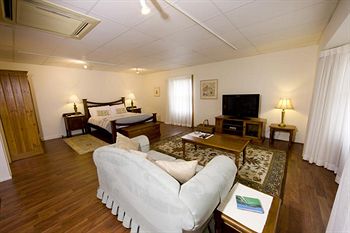 Montville Attic - Coogee Beach Accommodation 8