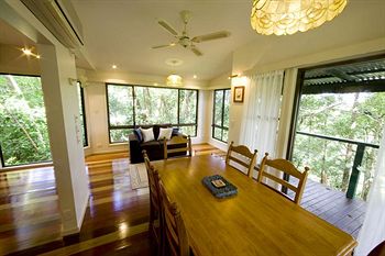 Montville Attic - Coogee Beach Accommodation 9