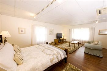 Montville Attic - Coogee Beach Accommodation 14