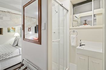 Eden Lodge - Coogee Beach Accommodation 3