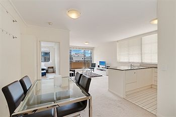 Wyndel Apartments - Apex - Coogee Beach Accommodation 4
