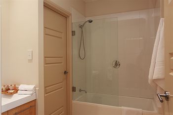 H Boutique Hotel - Coogee Beach Accommodation 4
