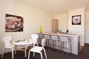 H Boutique Hotel - Coogee Beach Accommodation 8