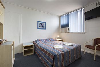 Brown Jug Inn Hotel - Coogee Beach Accommodation 3
