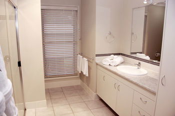 Yabbaloumba Retreat - Coogee Beach Accommodation 3