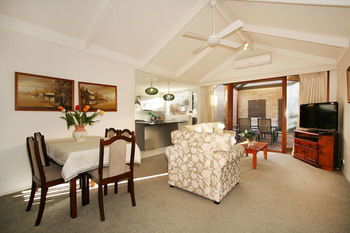 Wattle Holiday Rental - Coogee Beach Accommodation 4
