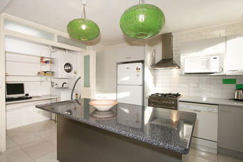 Wattle Holiday Rental - Coogee Beach Accommodation 5