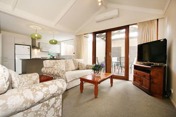 Wattle Holiday Rental - Coogee Beach Accommodation 6
